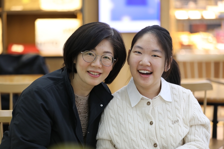 푸르메재단 넥슨어린이재활병원에서 만난 노효선 씨와 은영이