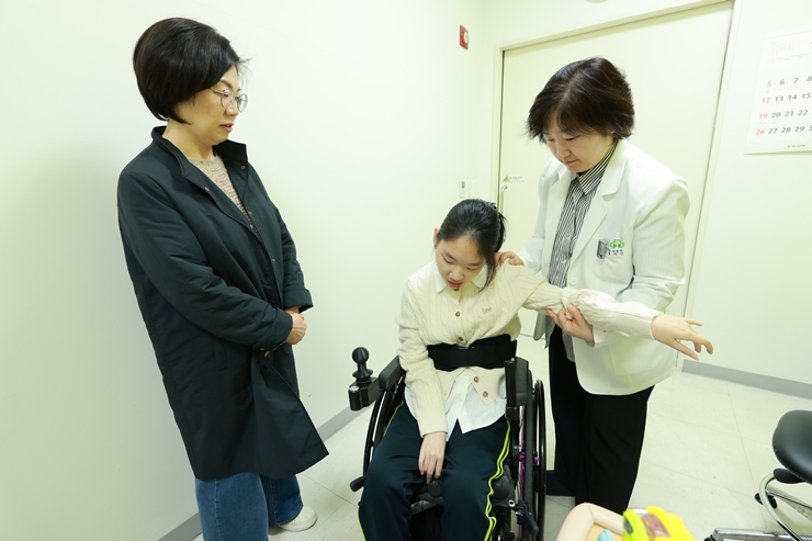 푸르메어린이재활병원 홍지연 부원장(맨오른쪽)의 진료를 받는 은영이