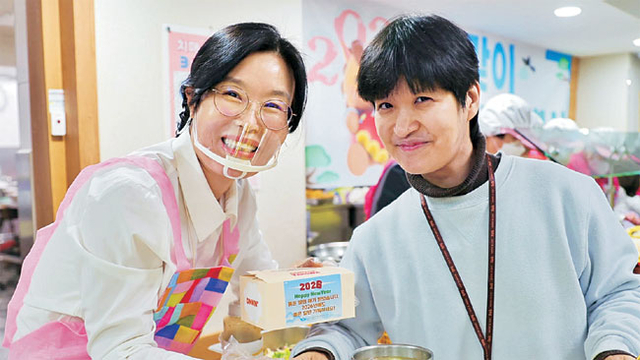 최미영(왼쪽) 서울장애인종합복지관장과 복지관 카페에서 일하는 박혜민아 씨. 푸르메재단 제공