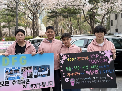 지난 4월 5일 양재천에 일일 카페를 연 중학생들 [전시안군 어머니 김은혜씨 제공]