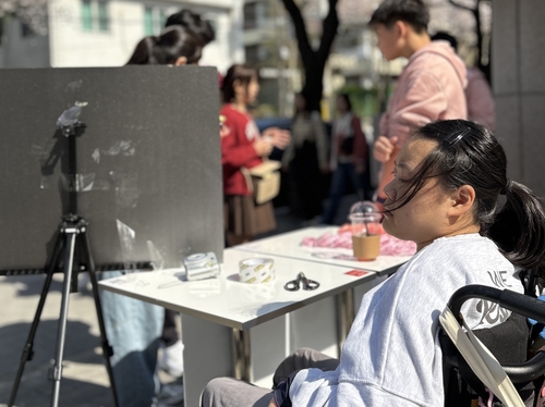  지난 4월 5일 양재천 일일 카페에 참석한 전온유양 [전시안군 어머니 김은혜씨 제공]