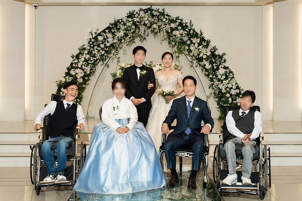 우솔 씨(맨 왼쪽)가 큰형의 결혼식에 리폼한 셔츠를 입고 참석한 모습.&nbsp;