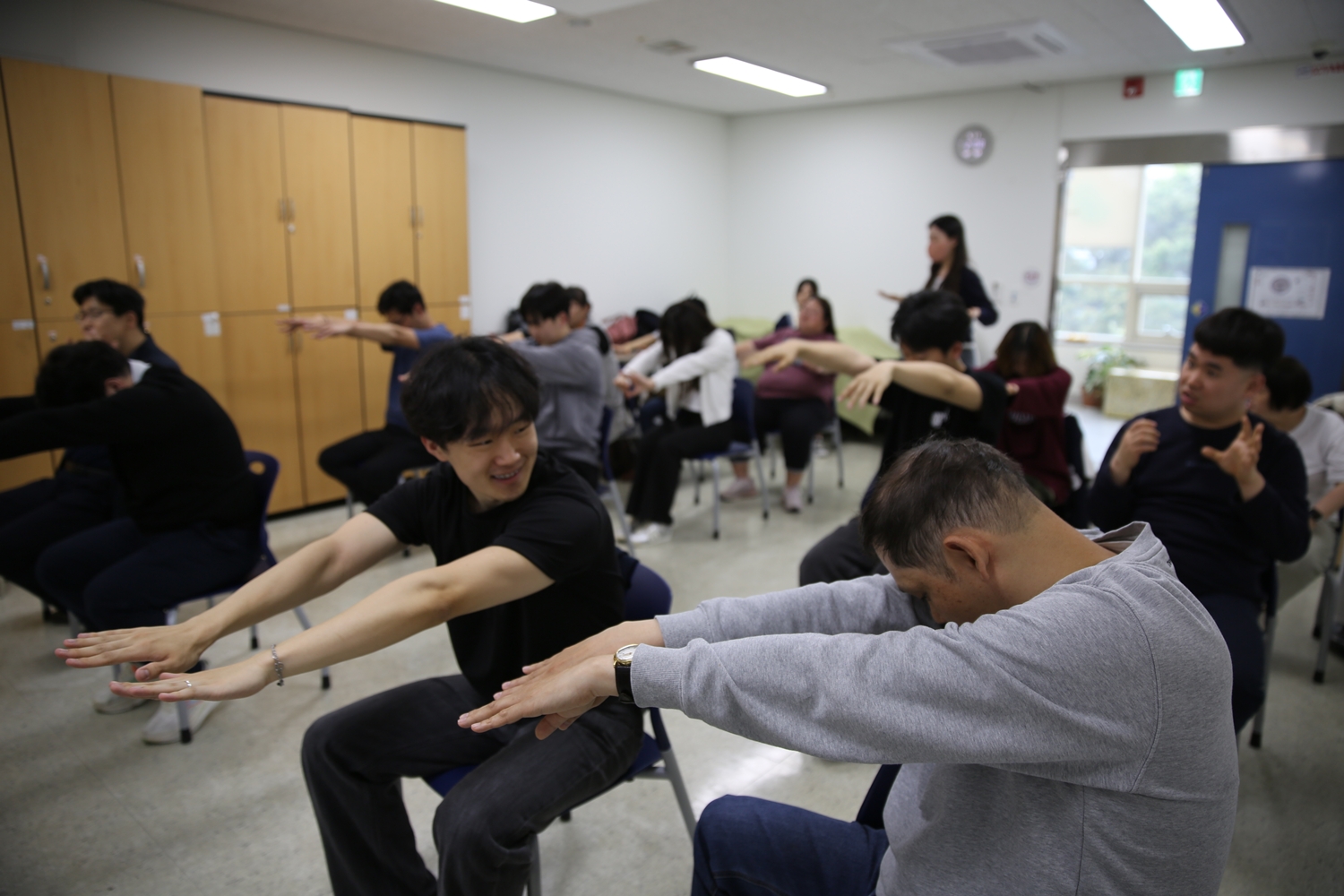 과천시장애인복지관에서 '사회와 의료현장에서의 리빙랩' 수업에 참여한 발달장애인들과 서울대 의대 학생들이 함께 운동하고 있다.