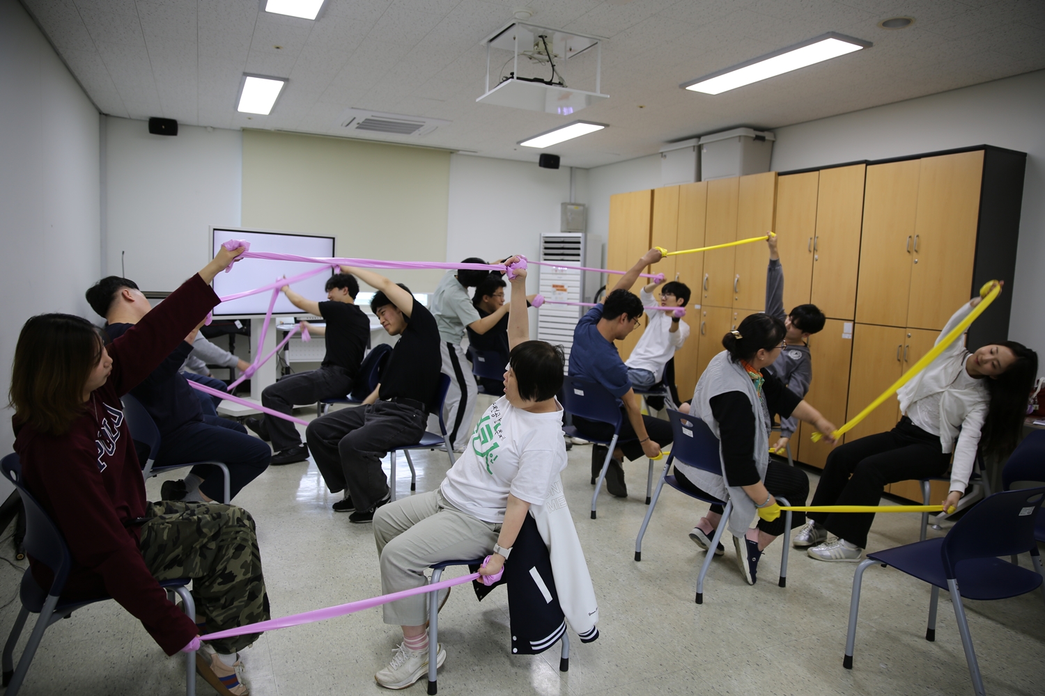 과천시장애인복지관에서 '사회와 의료현장에서의 리빙랩' 수업에 참여한 발달장애인들과 서울대 의대 학생들이 함께 운동하고 있다.