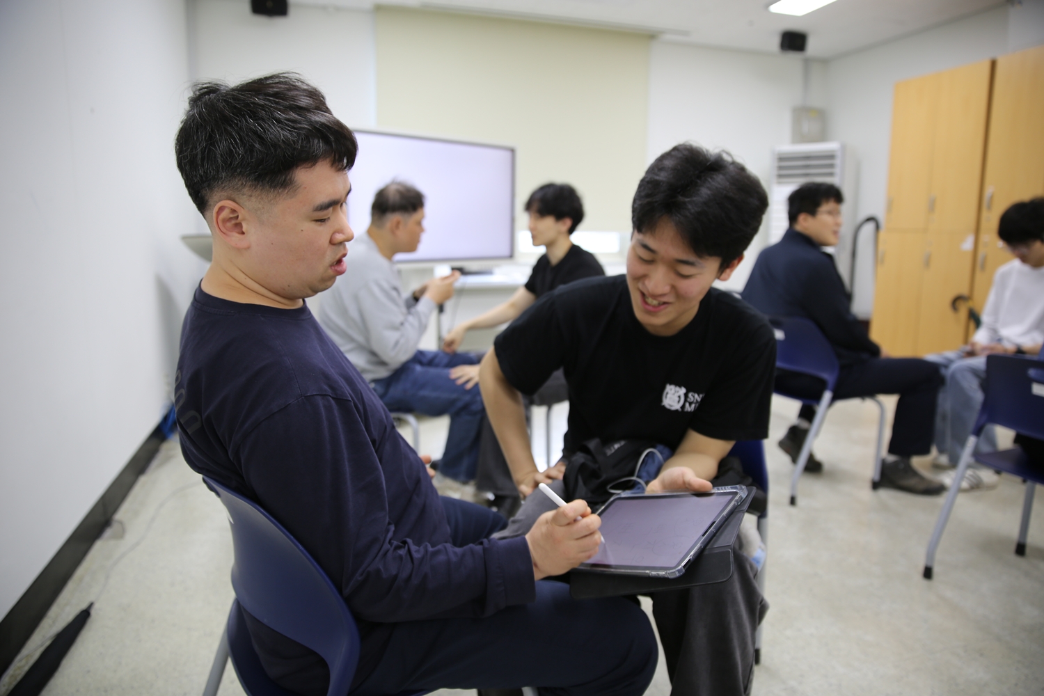 함께 소풍 계획을 짜고 있는 발달장애인과 서울대 의대 학생 모습