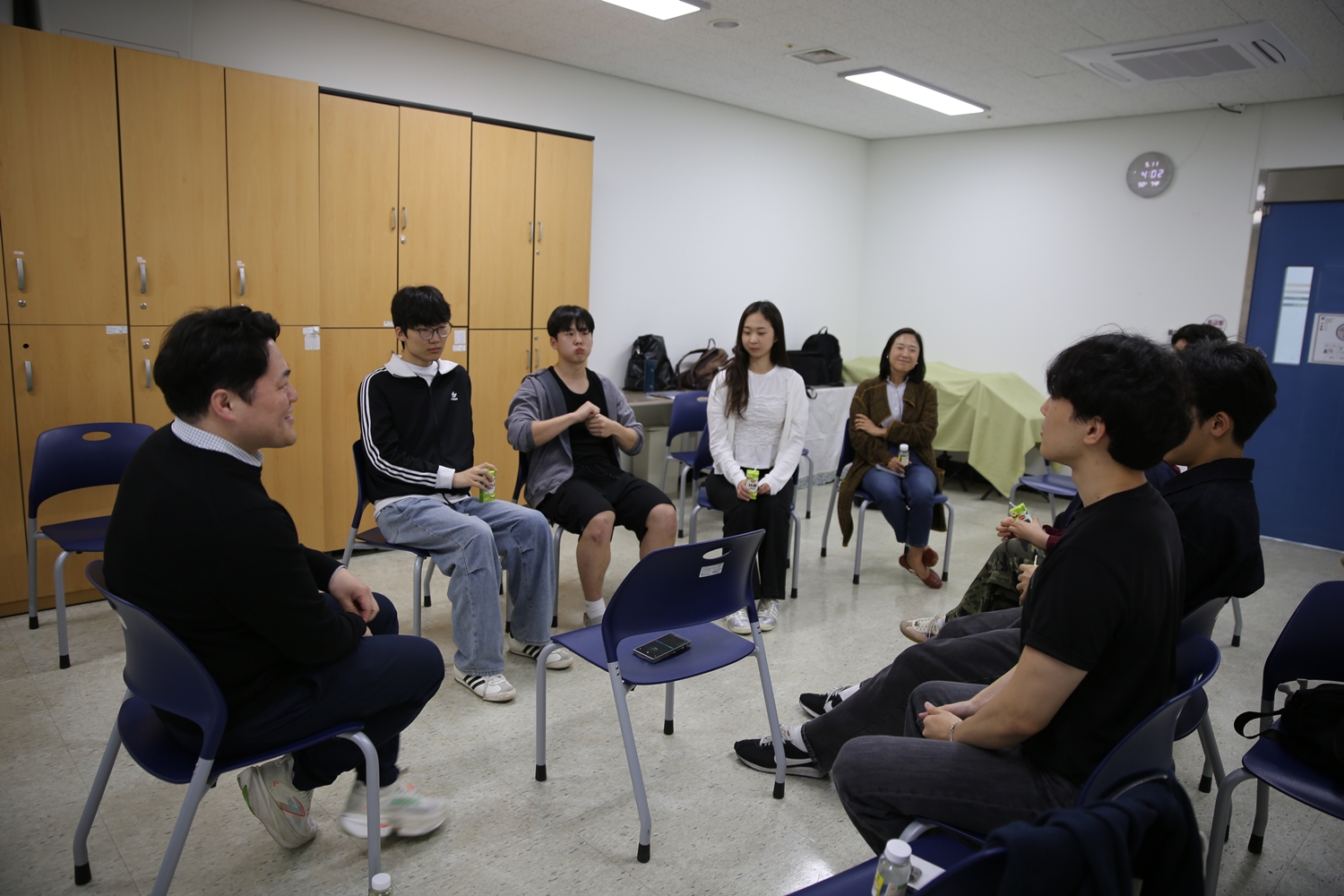리빙랩 수업 후 그날의 활동 내용과 배운 점을 공유하는 손호준 서울대 의대 교수와 학생들 모습.