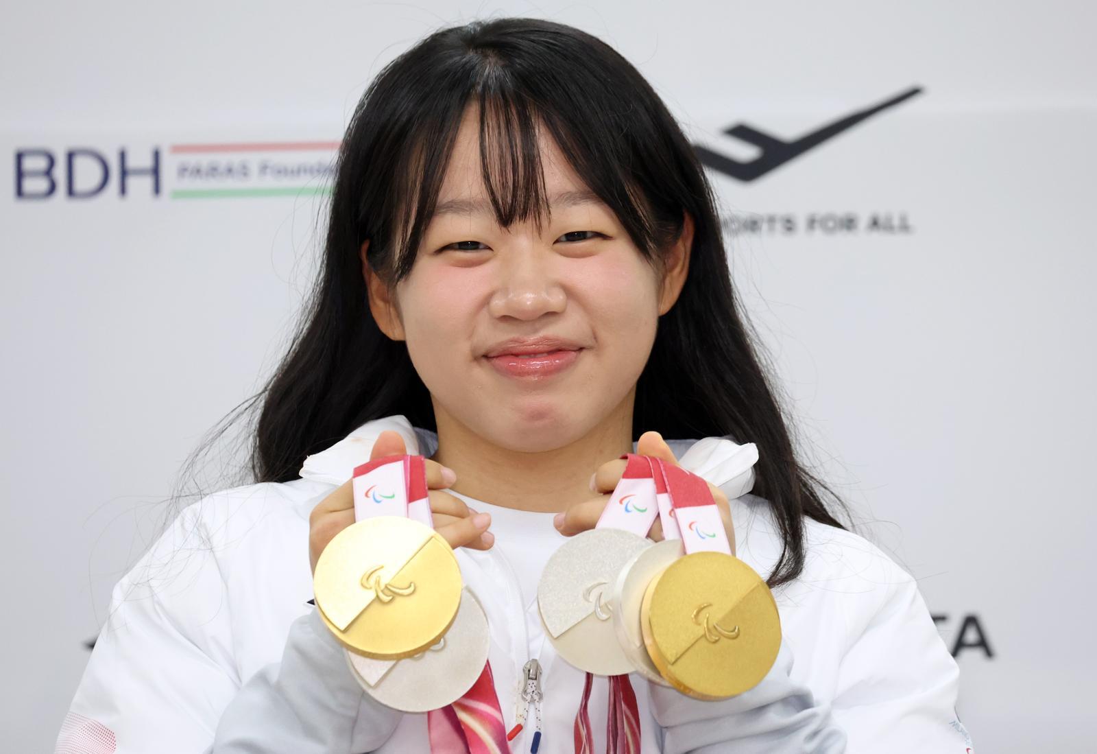 2026 밀라노-코르티나담페초 겨울패럴림픽 한국 선수단 최우수선수(MVP) 김윤지가 3월 26일 기자회견 도중 이 대회에서 수확한 금메달 2개와 은메달 3개를 들어 보이며 웃고 있다. 대한장애인체육회 제공