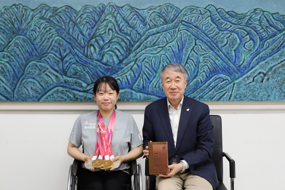 김윤지(왼쪽)가 지난달 16일 장애인 스포츠 발전에 기여한 공로로 백경학 푸르메재단 대표에게 공로패를 받고 있는 모습. 푸르메재단 제공