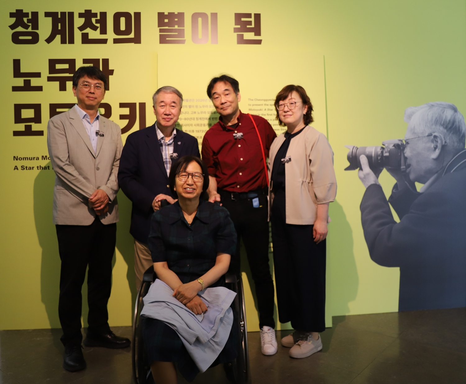 (왼쪽부터) 푸르메재단 정태영 사무총장, 백경학 상임대표, 황혜경 기부자, 마코토 씨 부부