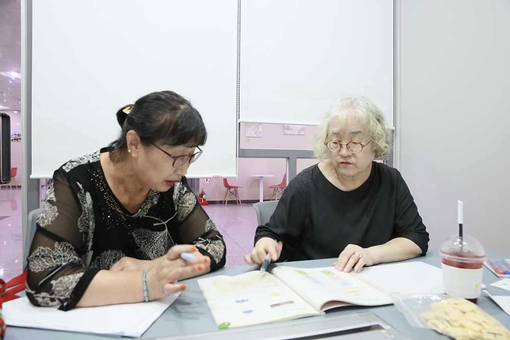 발달장애인 고정순 씨(왼쪽)와 시민옹호인 전경옥 씨(오른쪽).두 사람은 과천시장애인복지관 시민옹호사업 활동을 함께 하고 있다.