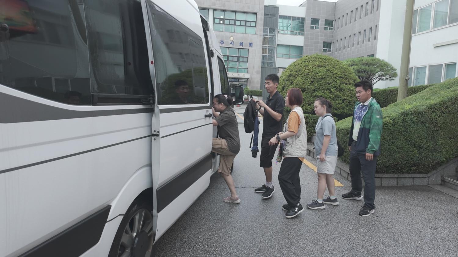 출근용 셔틀버스에 탑승하는 푸르메소셜팜 직원들