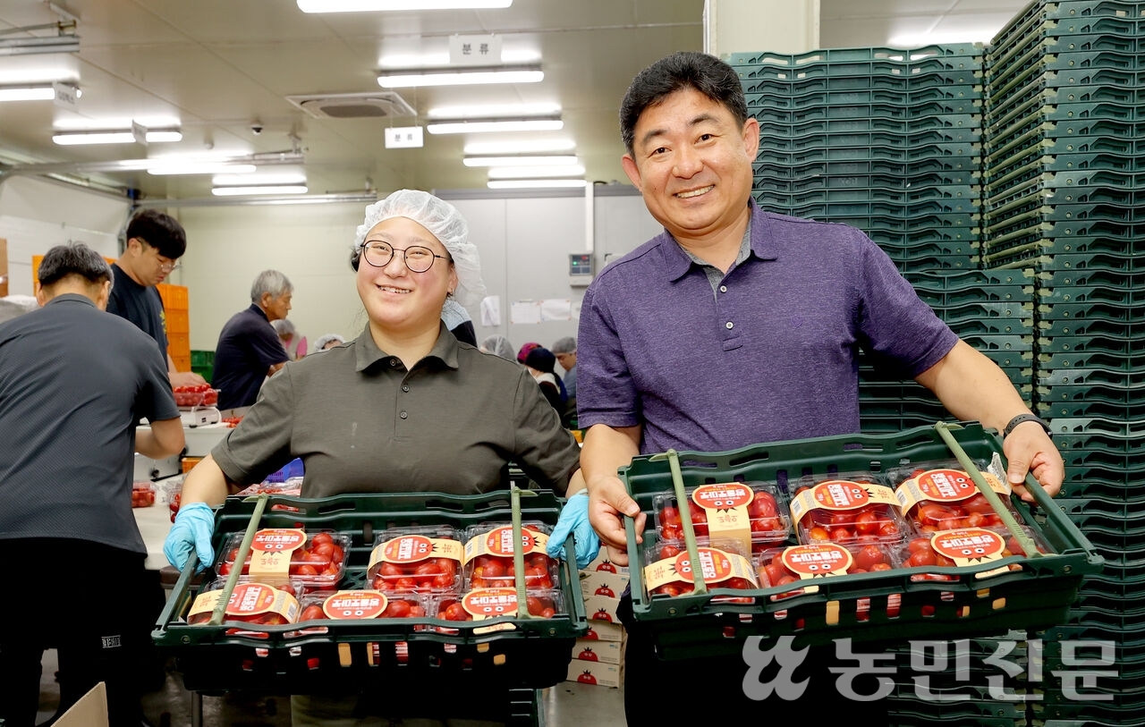 포장한 방울토마토를 든 조영수 푸르메소셜팜 대표(오른쪽)와 직원 윤아름씨. 여주=김원철 프리랜서 기자