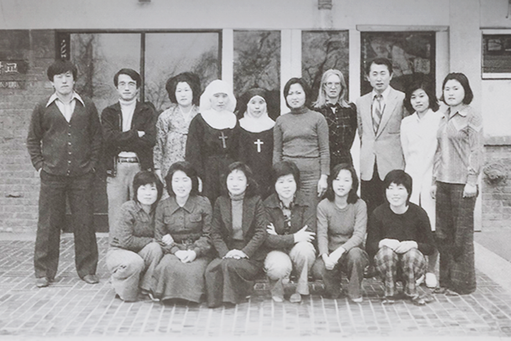 1974년 성베드로학교 개교 당시 모습(뒷줄 오른쪽 세 번째가 김성수 주교)
