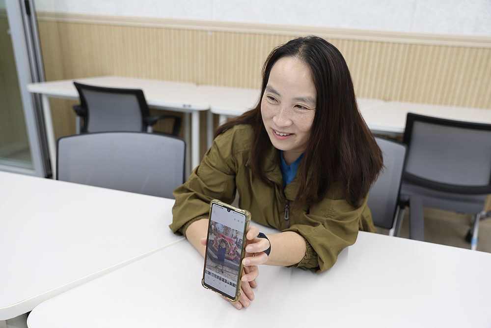 희인이 사진을 보여주는 찬희 씨