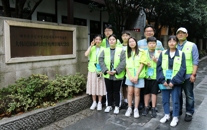 지난 20일 중국 항저우시 ‘항저우유적지기념관’을 찾은 ‘독립원정대’ 소속 중·고교생들.
