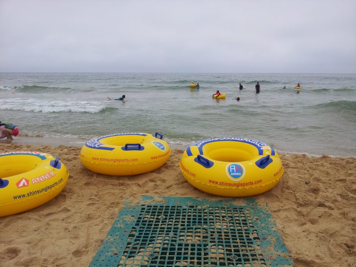 ▲ 광진리 해수욕장에 장애인 해변캠프가 개장했다. 휠체어 장애인의 안전하고 편리한 접근을 위해 마련된 플라스틱 파렛트 보행로가 바다 앞까지 설치되어 있다.