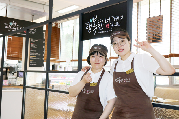 행복한베이커리&카페 종로점의 이혜윤(사진 왼쪽), 현인아 바리스타