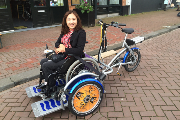 네덜란드 휠체어 자전거 벨로(Velo)를 타고 있는 홍서윤
