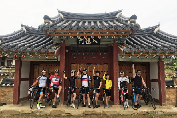 자전거 국토종주 중에 기념촬영을 하고 있는 Cycle for Life Korea 자선라이딩팀.