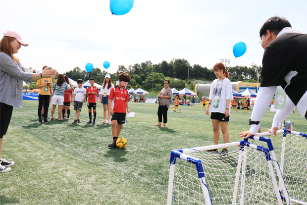 ‘제2회 이근호 자선축구대회’에서 시각장애인 축구 체험을 하고 있는 어린이들