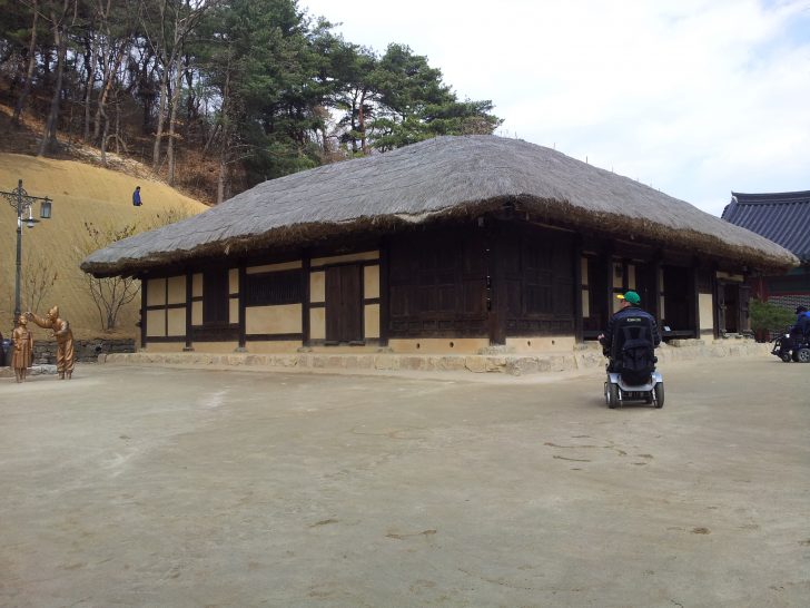▲ 김유정 일대기를 살펴볼 수 있는 김유정 문학촌은 휠체어 접근이 편리하다.