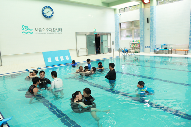 장애인‧비장애인에게 수중운동 프로그램을 제공하는 서울수중재활센터