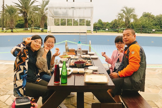 여행 첫 날 바비큐 파티를 즐기고 있는 도현아 가족.