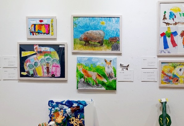 (가운데) 서울시민청갤러리에 전시됐던 단이의 작품들. 하마와 여우.