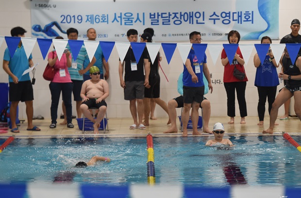 22일 서울 마포구 마포푸르메스포츠센터에서 열린 '2019 제6회 서울시 발달장애인 (출처 : 아시아투데이) 수영대회' 현장