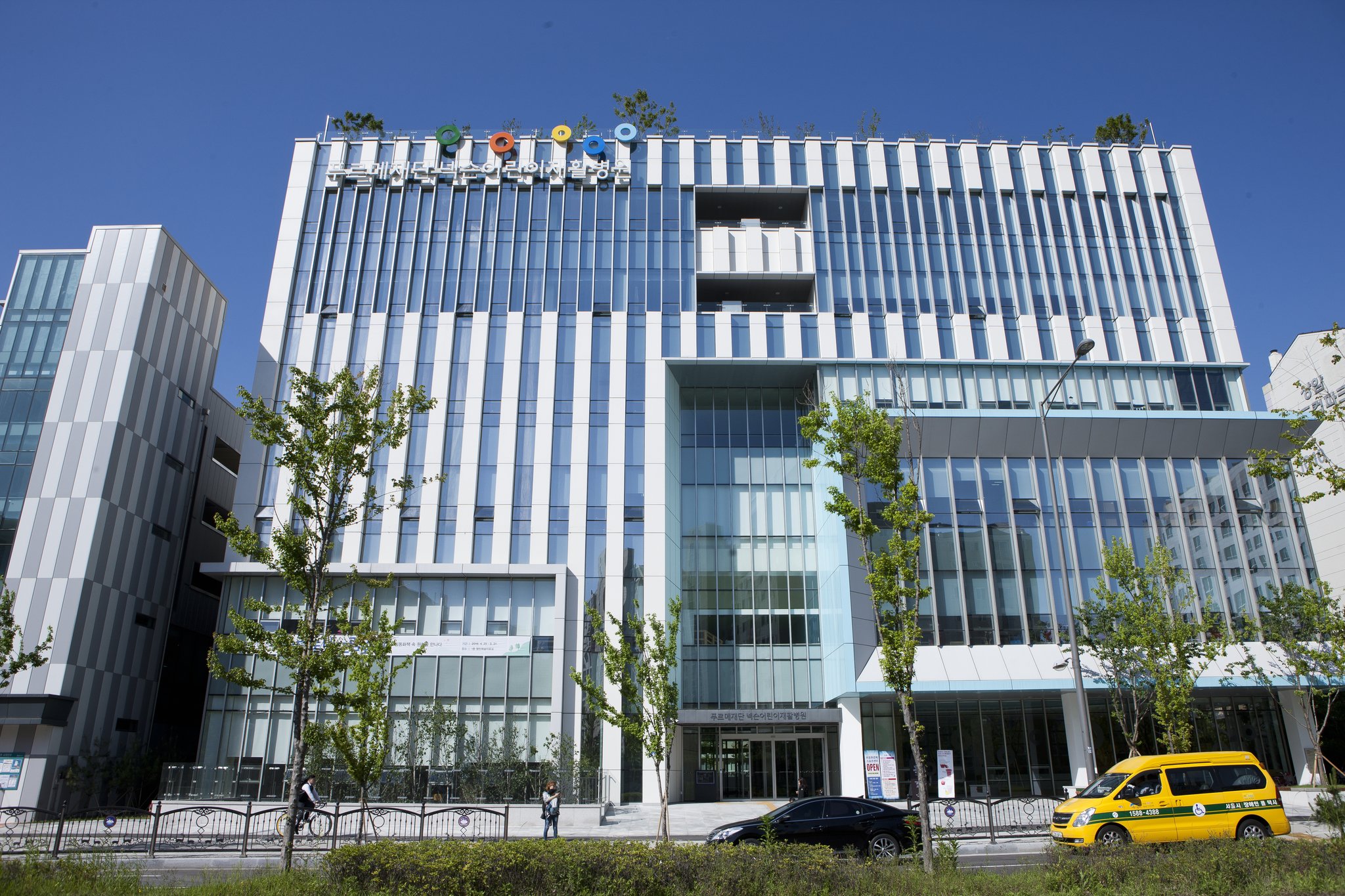 서울 마포구에 위치한 '푸르메재단 넥슨어린이재활병원'은 국내최초 통합형 어린이 재활병원이다. 하루 장애 어린이 500여 명을 돌볼 수 있으며 지역주민과 함께하는 도서관·수영장도 갖췄다.