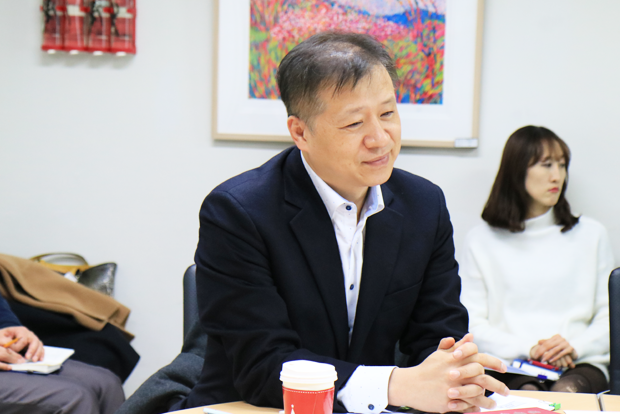 2017년 1차 정기이사회에서 의견을 제시하고 있는 김주영 신임 공동대표