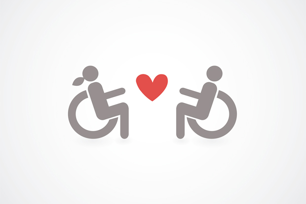 휠체어를 탄 두 명의 이용자가 교감하는 모습