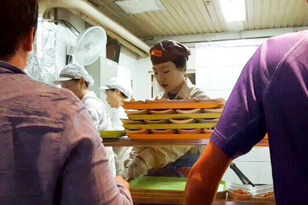 형편이 어려운 학우들에게 식권을 전달하기 위해 학교 식당에서 배식봉사를 하고 있는 모습 (사진 서동화 씨 제공)