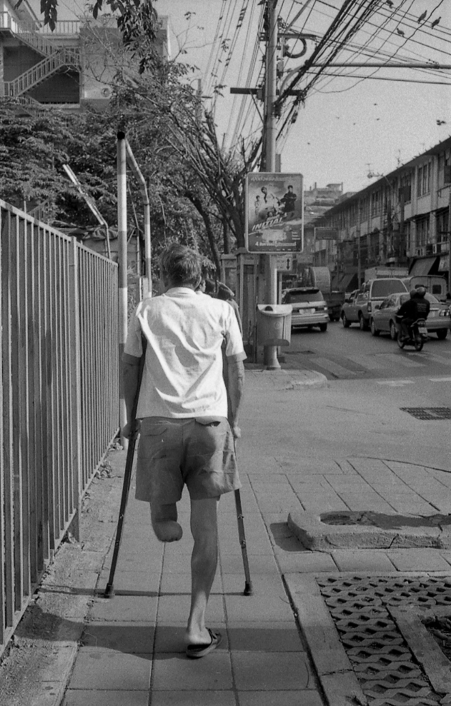 ▲ 길거리에서 만난 태국의 장애인이 목발을 짚고 걸어가는 모습