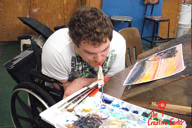 미술활동을 하고 있는 장애인 예술가. (출처 : 크리에이티브센터 홈페이지)