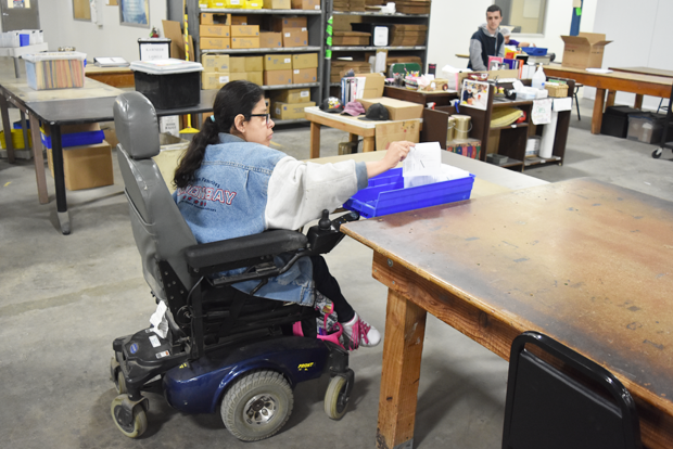 미국 장애인 작업장 에이블 인더스트리스에서 일하고 있는 장애인