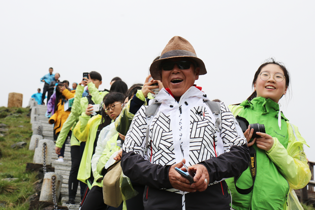 백두산의 풍경에 감탄하고 있는 엄홍길 대장과 참가자들