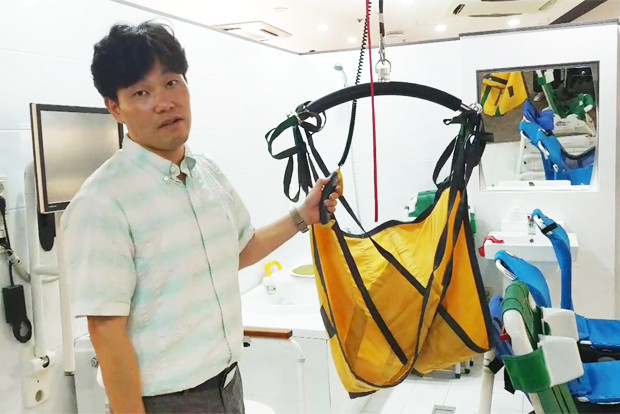 사진6> 거동이 불편한 장애인을 옮겨주는 이동식리프트에 대해 설명하는 강용원 서울시동남보조기기센터장