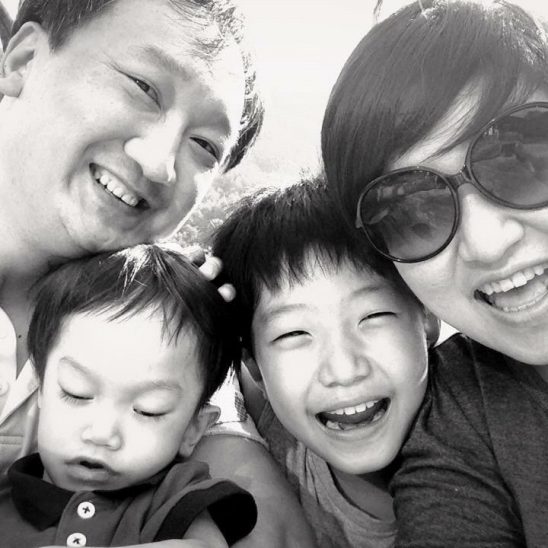 ▲ 정현우 어린이(좌측 두 번째)와 가족들이 활짝 웃고 있는 모습.