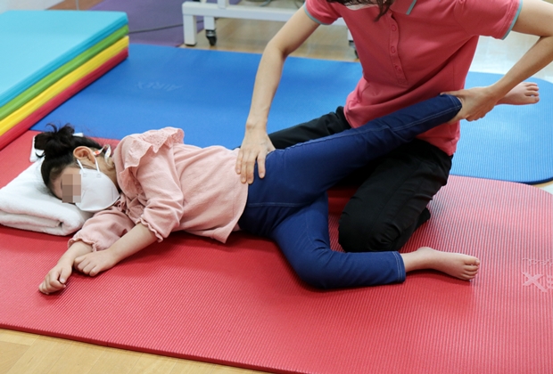 서울장애인종합복지관에서 물리치료를 받고 있는 지아(가명)