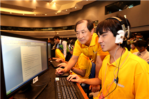 ▲ 지난 10월 태국 방콕에서 열린 글로벌 IT 챌린지 대회 진행 중 이상철 LG유플러스 부회장(왼쪽)이 참여 학생을 독려하는 모습